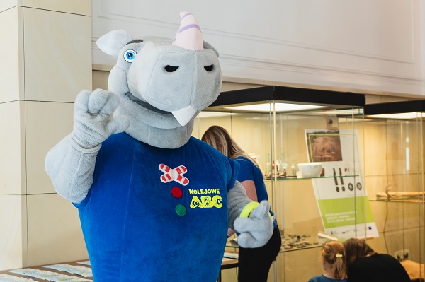 Nosorożec Rogatek, maskotka kampanii Kolejowe ABC